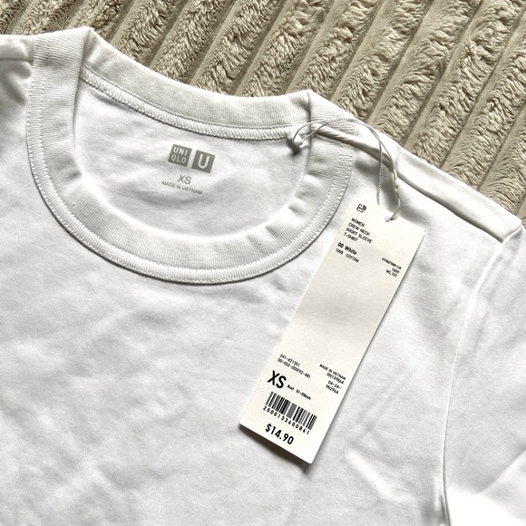 NEW UNIQLO T-SHIRT - Picture 3 of 3